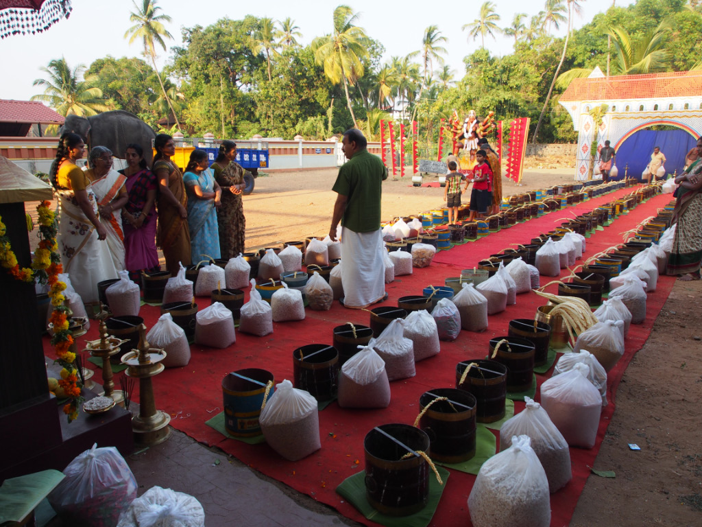 Offrandes pour la fête du riz à Guruwajur (Kerala)